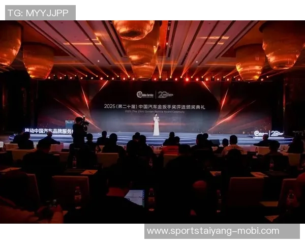 谢尔基分享全场最佳奖杯照片庆祝2025年完美收官时刻