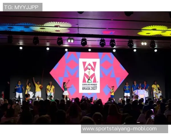 国际足联女足冠军杯奖杯设计亮点各大洲地图环绕中心展现全球团结与竞技精神